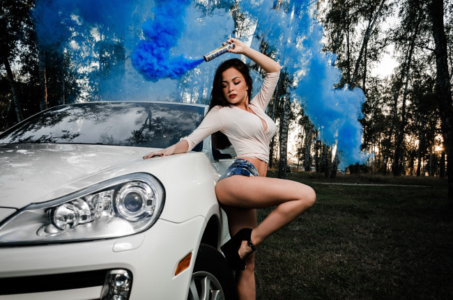 Обои картинки фото автомобили, -авто с девушками, дым, деревья, трава, лес, шорты, porsche