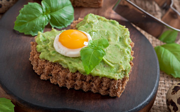 Картинка еда Яичные+блюда сердце из хлеба с зеленым соусом и глазуньей