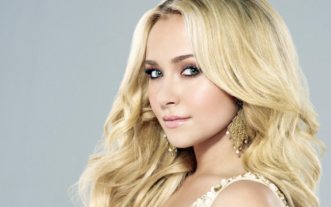 Обои картинки фото девушки, hayden panettiere, лицо, блондинка, серьги, улыбка