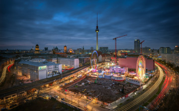 обоя berlin, города, берлин , германия, городской, вид, ночь, берлин, огни, светлые, тропы, небо, карнавал, железная, дорога, здание, фотография