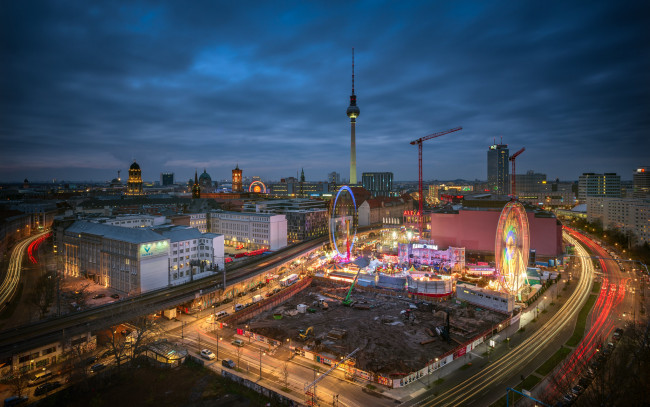 Обои картинки фото berlin, города, берлин , германия, городской, вид, ночь, берлин, огни, светлые, тропы, небо, карнавал, железная, дорога, здание, фотография