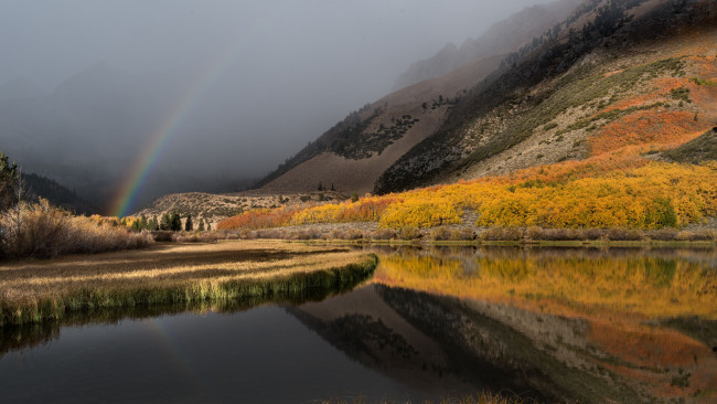 Обои картинки фото природа, пейзажи, пейзаж, радуга, горы, осень, деревья, отражение, на, воде