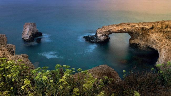 Обои картинки фото arch at the coast of cyprus, природа, побережье, arch, at, the, coast, of, cyprus