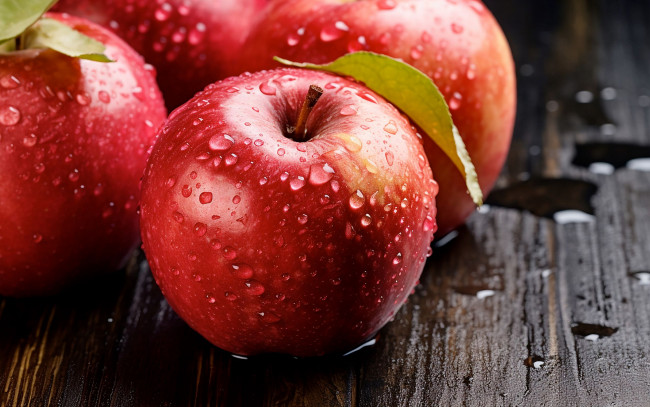 Обои картинки фото еда, яблоки, красные, капли, макро