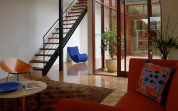 Картинка интерьер холлы лестницы корридоры стеклянные двери лестница ковер дизайн цветы диван
