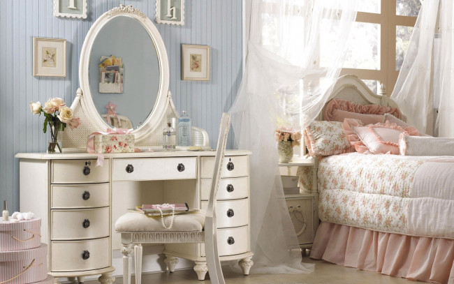Обои картинки фото интерьер, спальня, комод, оборки, розовая, подушки, картины, зеркало
