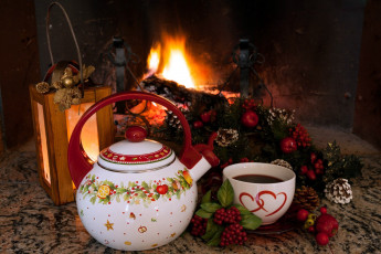 Картинка праздничные угощения фонарь камин шишки чай чашка заварник огонь