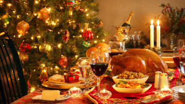 Картинка праздничные угощения закуски индейка шампанское вино праздничный стол елка