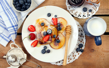 Картинка еда блины +оладьи молоко ягоды оладьи джем