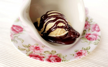 Картинка еда мороженое +десерты чашка блюдце шоколадный сироп