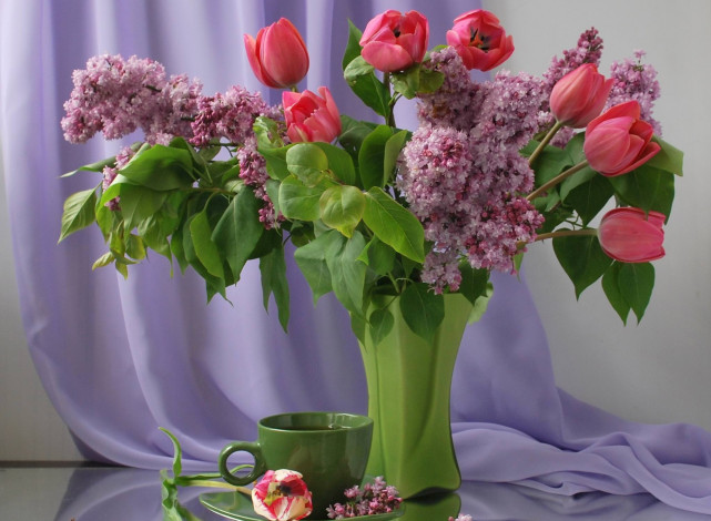 Обои картинки фото цветы, букеты,  композиции, весна, тюльпаны, чашка, ваза, натюрморт, сирень