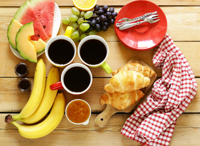 Обои картинки фото еда, разное, виноград, дыня, бананы, салфетка, апельсин, круассаны, джем, кофе
