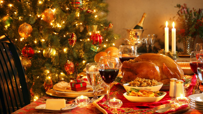 Обои картинки фото праздничные, угощения, закуски, индейка, шампанское, вино, праздничный, стол, елка