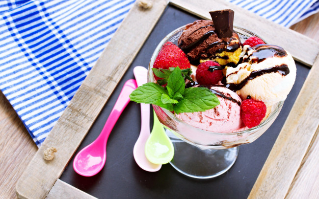 Обои картинки фото еда, мороженое,  десерты, ложки, креманка, клубника, малина, шоколад