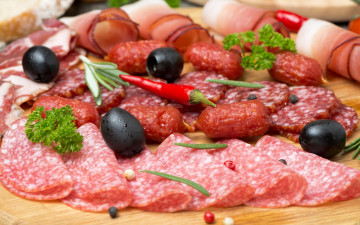 Картинка еда колбасные+изделия бекон оливки meat зелень sausage колбаса