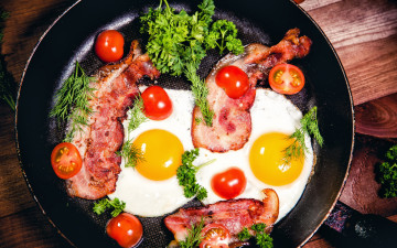 Картинка еда Яичные+блюда зелень яйца яичница помидоры сковорода бекон томаты