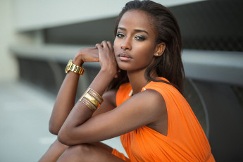 Картинка девушки -unsort+ темнокожие оранжевый взгляд красотка мулатка девушка макияж поза темнокожая портрет брюнетка браслет часы