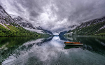 Картинка корабли лодки +шлюпки берега облака лодочка горы пасмурно лодка водоем