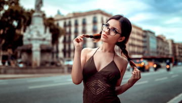 Картинка delaia+gonzalez девушки красотка модель причёска косички улица коричневый макияж очки поза взгляд брюнетка девушка delaia gonzalez