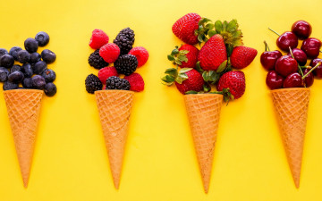 Картинка еда фрукты +ягоды вафельный рожок ягоды черника клубника малина ежевика