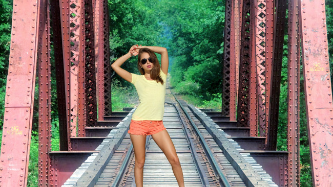 Обои картинки фото девушки, riley reid, мост, поза, шорты, майка, очки