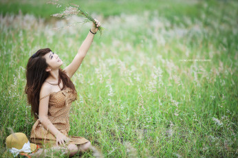 Картинка Lun+Nguyen девушки трава настроение