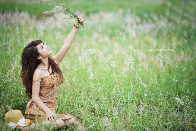 Обои картинки фото Lun Nguyen, девушки, трава, настроение