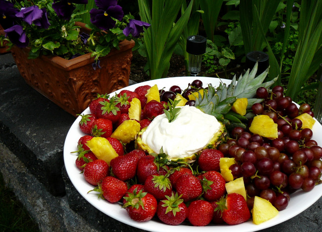 Обои картинки фото еда, фрукты, ягоды, фиалки, сливки, виноград, клубника