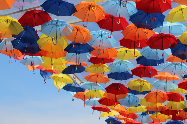 Обои картинки фото разное, сумки, кошельки, зонты, яркие, разноцветные, зонтики, небо