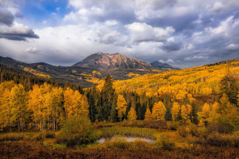 Картинка природа пейзажи горы деревья облака небо лес осень желтая листва золотая вершины холмы озеро