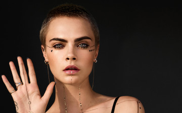 обоя девушки, cara delevingne, модель, рука, лицо, украшения