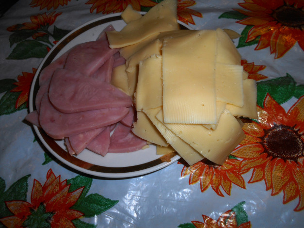 Обои картинки фото еда, колбасные изделия, сыр, колбаса