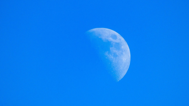 Обои картинки фото космос, луна, небо, день
