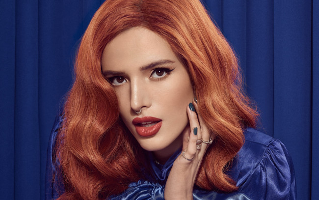 Обои картинки фото девушки, bella thorne, пирсинг