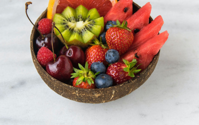 Обои картинки фото еда, фрукты,  ягоды, арбуз, киви, малина, вишня, черника, клубника