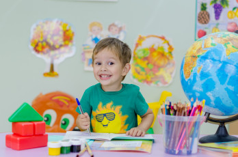 Картинка разное дети мальчик глобус карандаши ручки кубики