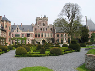 Картинка вinnenhof castle in belgium города дворцы замки крепости постриженные кусты замок дерево