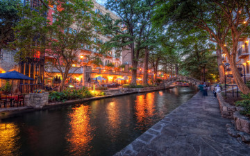 Картинка san antonio texas города огни ночного уличное кафе набережная мост река здания деревья