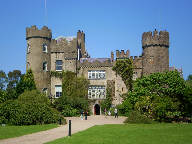 Обои картинки фото malahide, castle, ireland, города, дворцы, замки, крепости, мощные, башни, лужайка, люди