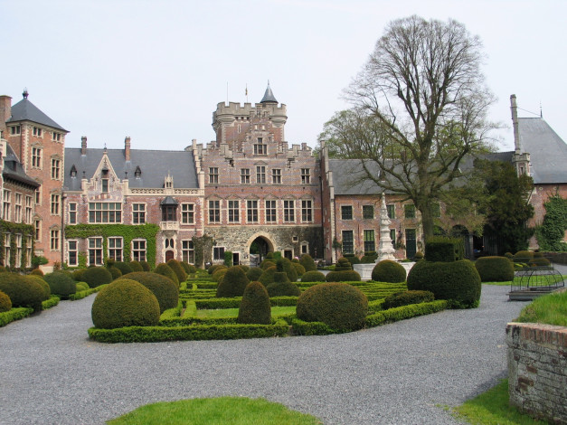 Обои картинки фото вinnenhof, castle, in, belgium, города, дворцы, замки, крепости, постриженные, кусты, замок, дерево