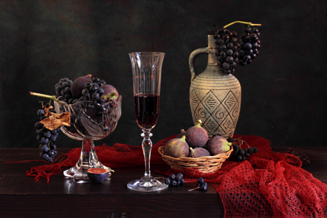 Обои картинки фото еда, натюрморт, вино, бокал, кувшин, виноград, инжир