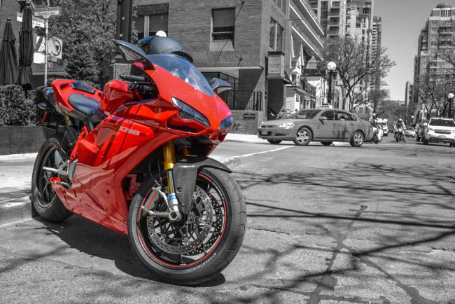 Обои картинки фото мотоциклы, ducati, 1098s, superbike, red, helmet, cars, дукати, street