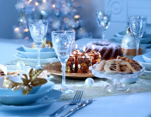 Картинка праздничные угощения кекс печенье бокалы сервировка свечи