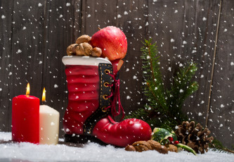 обоя праздничные, подарки и коробочки, шишки, свечи, снег, елка, орехи, яблоко, сапог