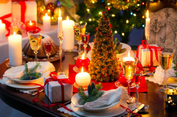 Картинка праздничные угощения свечи подарки елка шампанское сервировка