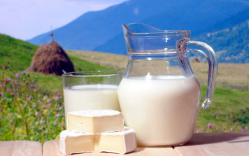 Картинка еда масло +молочные+продукты луг горы сыр молоко стакан кувшин стог