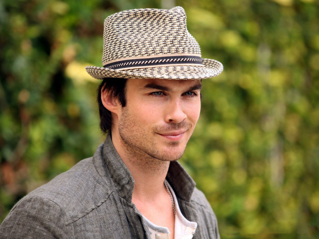 Обои картинки фото мужчины, ian somerhalder, шляпа, усмешка, ian, somerhalder