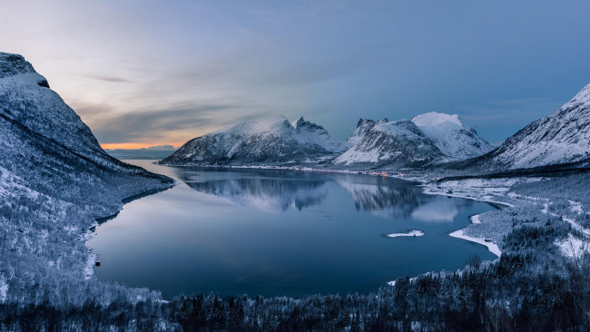 Обои картинки фото природа, реки, озера, озеро, лес, снег, зима, горы