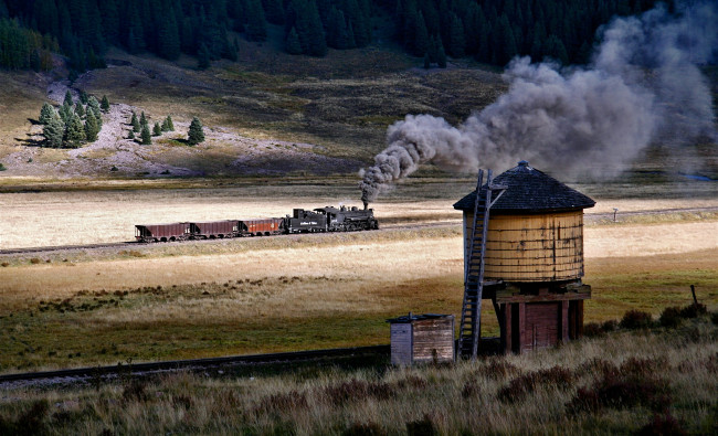 Обои картинки фото техника, паровозы, вагоны, долина, железная, дорога, барня, паровоз