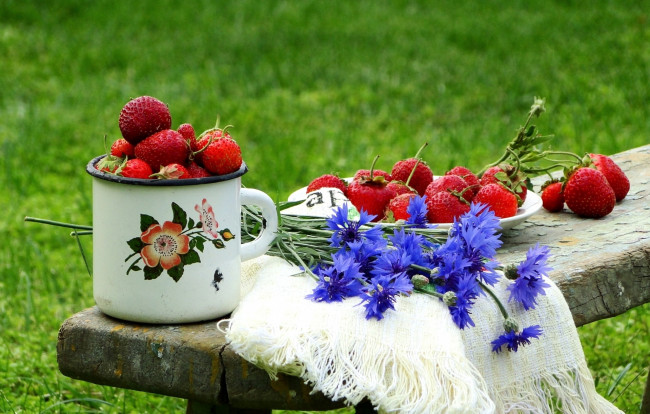 Обои картинки фото еда, клубника,  земляника, ягоды, васильки